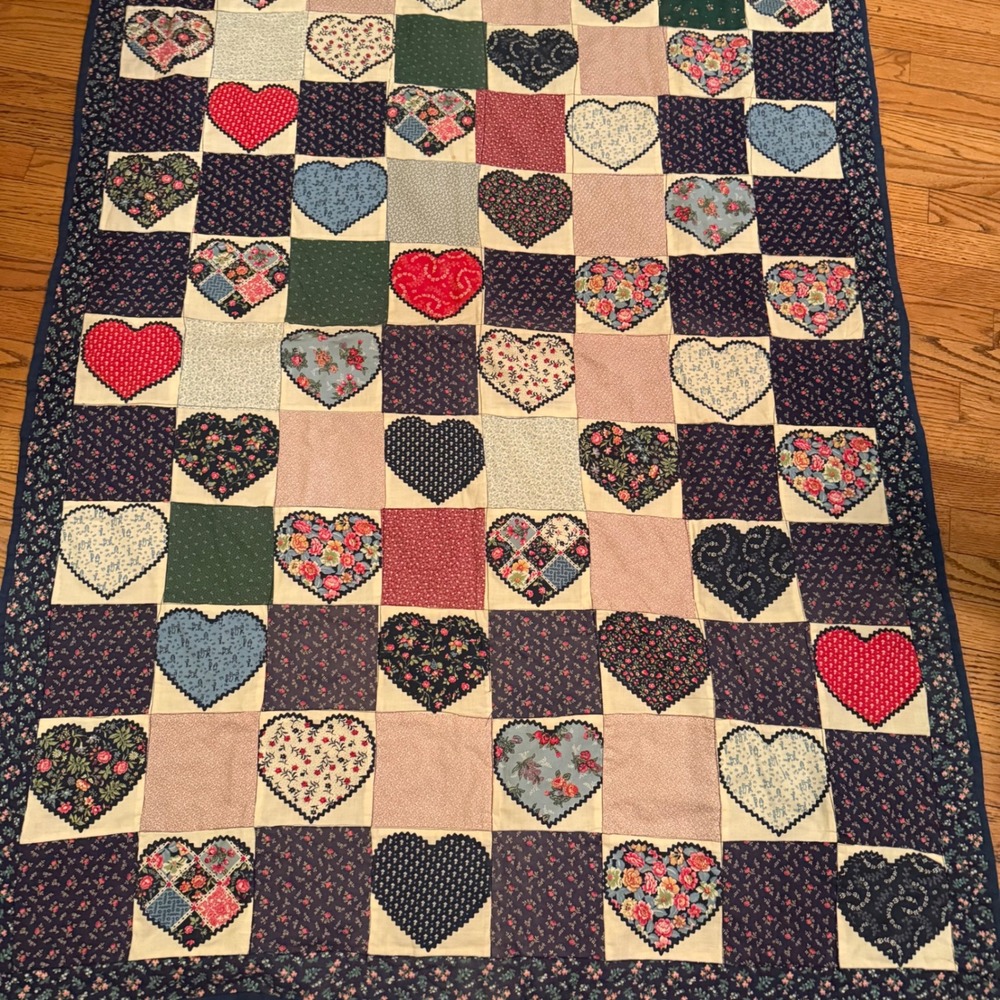 1.a.0.0.7.c Handmade Patchwork Heart Quilt Floral Country Cottagecore Throw